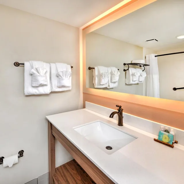Room, 2 Queen Beds, Ocean Front, Kitchen، Bahama House 4/4