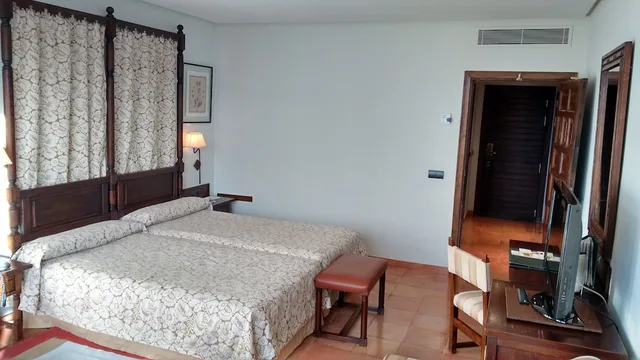 غرفة قياسية بثلاثة أسرّة، Parador de Sos del Rey Catolico 3/6