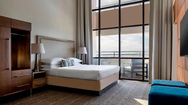 جناح رئاسي بسرير كينج بغرفة نوم واحدة مع أريكة مع دخول صالة النادي، San Antonio Marriott Northwest Medical Center 2/4