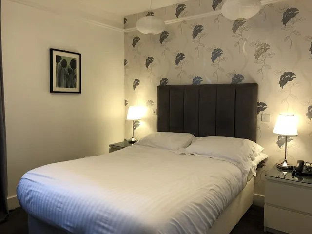 Room, Double Bed, Newton House 3/6