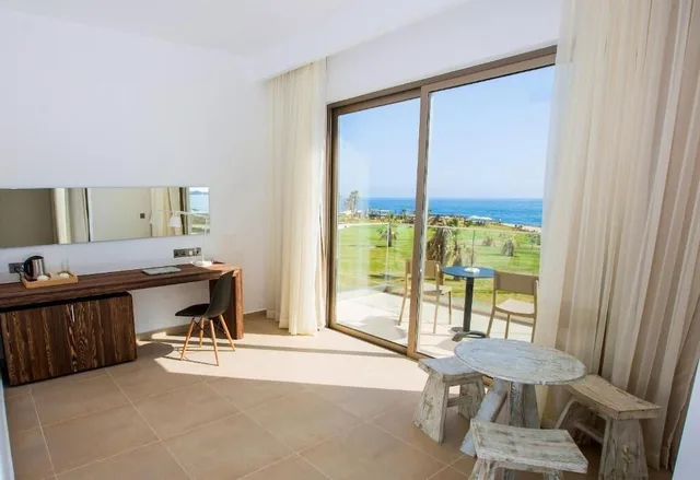 جناح بسريرين منفصلين بإطلالة على البحر بشرفة بغرفة نوم واحدة، Amphora Hotel & Suites 2/3