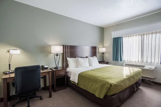 Room, King Bed, Accessible, Quality Inn & Suites Pueblo West 2/4