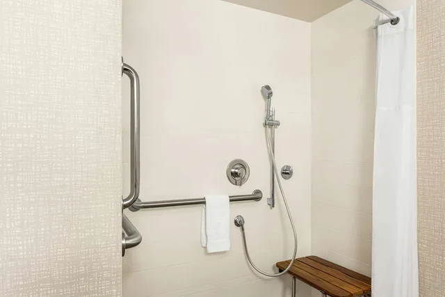 غرفة بسرير كينج لذوي الإعاقة، Hampton Inn Milwaukee/Brookfield 4/4