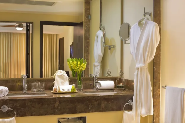 Suite, King Bed, Ocean Front, Sofa, Hot Tub، Sunset Plaza Beach Resort 4/4