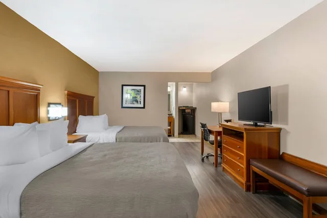 Standard, 2 Queen Beds, Exterior Entrance، Quality Inn Lumberton 2/9