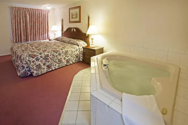 جناح بسرير كينج بحوض جاكوزي، Americas Best Value Inn Lansing 1/1
