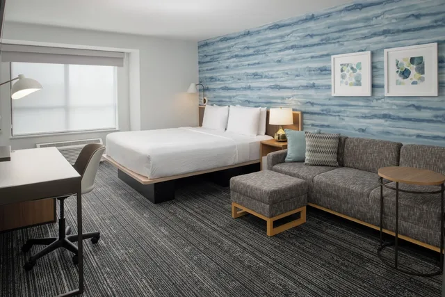 جناح استوديو بسرير كينج بإطلالة على البحيرة مع أريكة، Clarion Hotel Portland International Airport 1/6