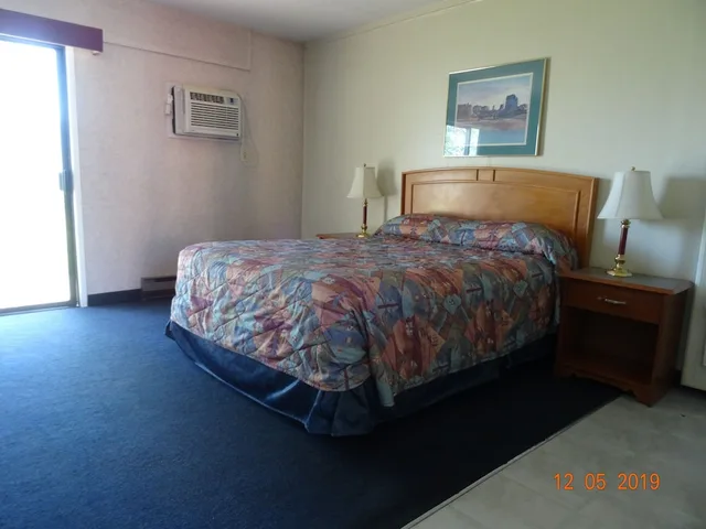 غرفة بسرير كينج بإطلالة، Hospitality Inn 2/4