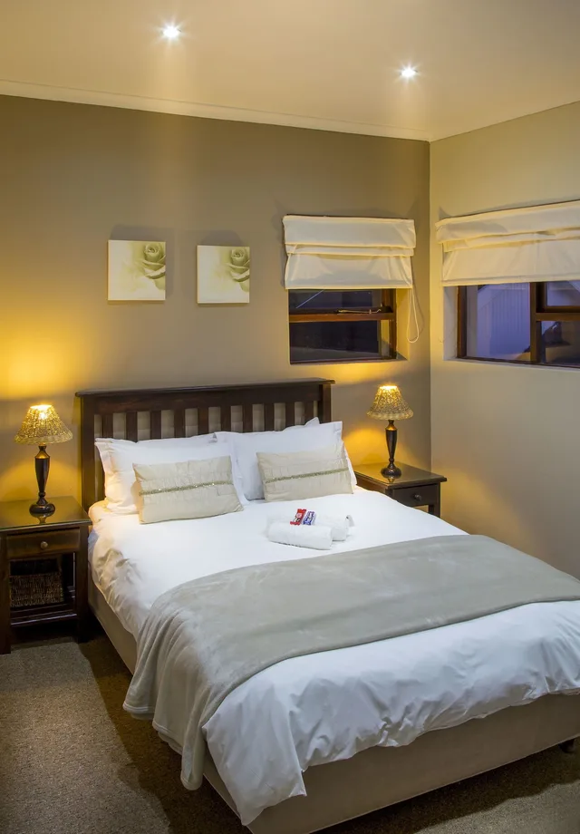 Luxury, Double Bed, Sofa, Lalapanzi Guest Lodge 1/3