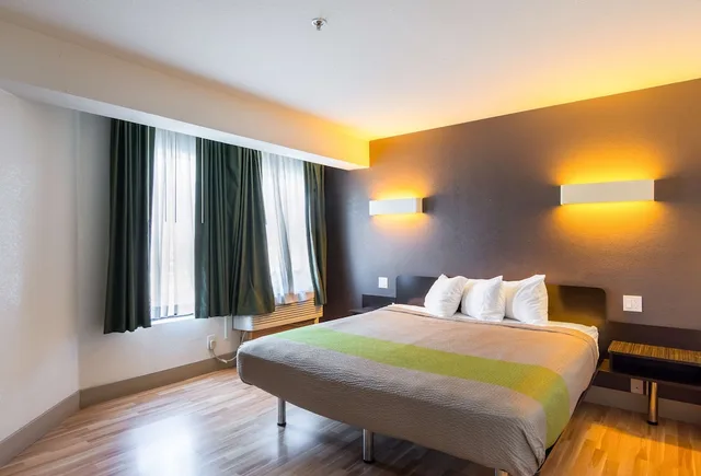 Standard, King Bed, Studio6 Concord, CA 4/10