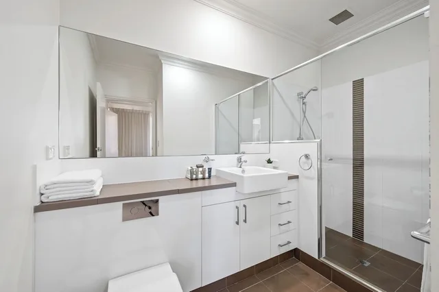 غرفة بسرير كوين بإطلالة على المرسى بغرفة نوم واحدة، Dolphin Quay Apartments 3/5