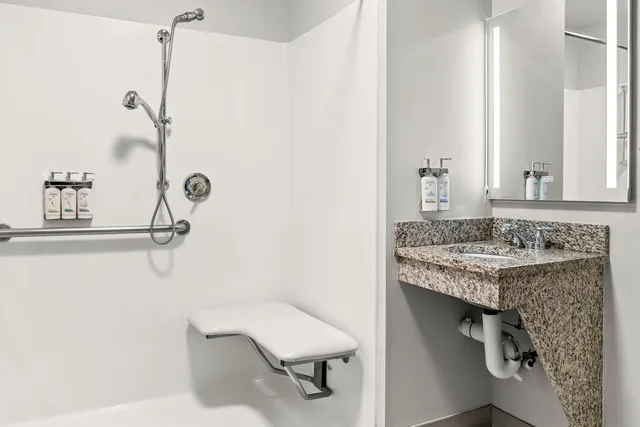 جناح بسرير كينج لذوي الإعاقة، Holiday Inn Express Suites Detroit North Roseville 2/2