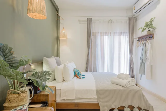 غرفة ديلوكس بسرير كينج بإطلالة على الحديقة، Yolo Bangkok Boutique Hotel 2/6