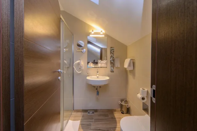 غرفة ثلاثية، Hotel Mint 7/7