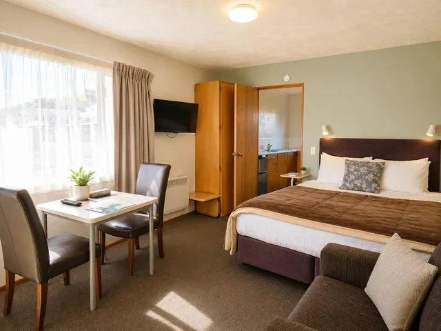 Executive, Studio, Twin Beds, Castles Motel 1/6