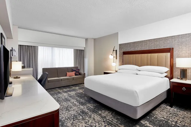 Executive, King Bed, Sheraton Indianapolis Hotel at Keystone Crossing 1/4