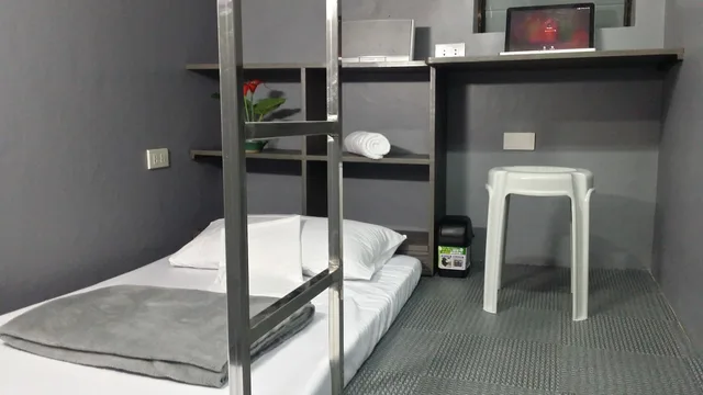 غرفة قياسية بسرير فردي بحمام خاص، Ervoruto Hostel Makati 1/1