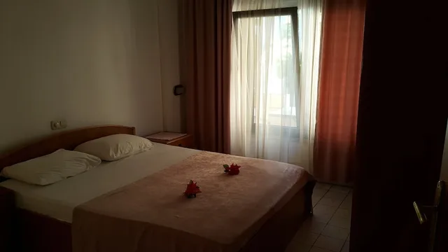 شقة عائلية بسرير كوين وسرير مزدوج بغرفة نوم واحدة مع أريكة في الطابق الأرضي، Delphin Apart Hotel 4/10