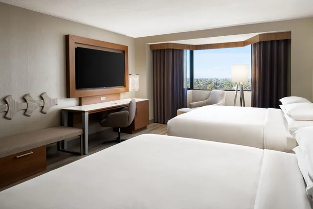 غرفة بسريرين كينج وسرير كوين مع دخول الصالة في طابق مرتفع، SACRAMENTO MARRIOTT RANCHO CORDOVA 3/6