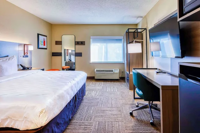 Standard, King Bed, Comfort Inn Shepherdsville - Louisville South 3/10