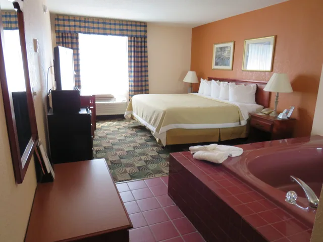Standard, King Bed, Jetted Tub, Days Inn by Wyndham Hillsdale 8/10