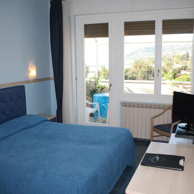 غرفة بسرير مزدوج أو سريرين منفصلين بإطلالة على البحر بشرفة، Hotel Sole Mare 6/10