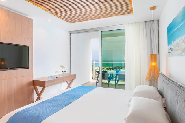جناح تنفيذي بإطلالة على البحر، Limanaki Beach Hotel & Suites 1/2