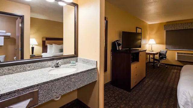 غرفة قياسية بسرير كينج لذوي الإعاقة، Best Western Sawtooth Inn & Suites 6/7
