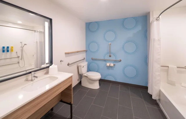 Room, Accessible, Tru By Hilton Jacksonville South Mandarin 2/2