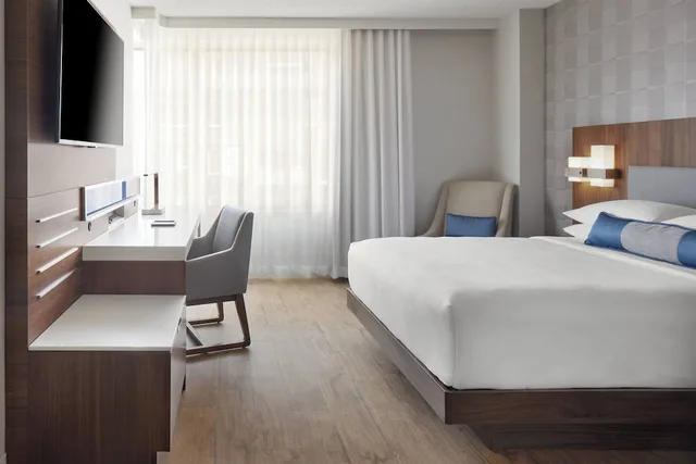غرفة ديلوكس بسرير كينج، DELTA HOTELS BY MARRIOTT TROIS RIVIERES CONFERENCE CENTRE 4/10