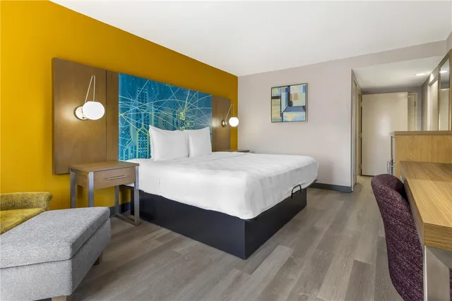 غرفة بسرير كينج بحوض استحمام لذوي الإعاقة، Best Western Plus Raleigh Crabtree Valley Hotel 3/4