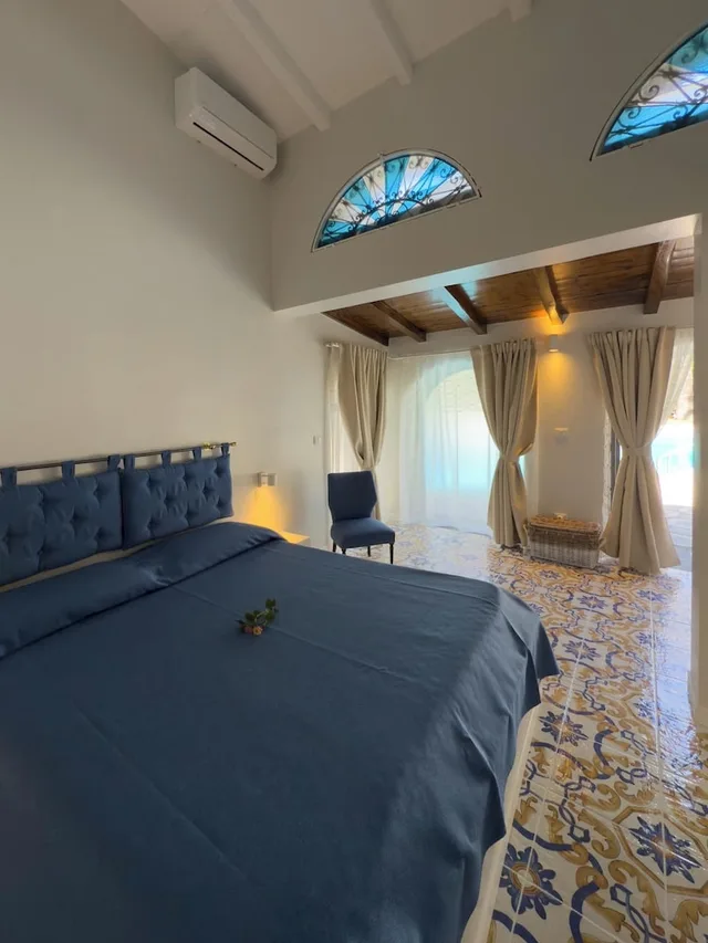 غرفة بسرير مزدوج بإطلالة على المسبح، La Villa 1/10