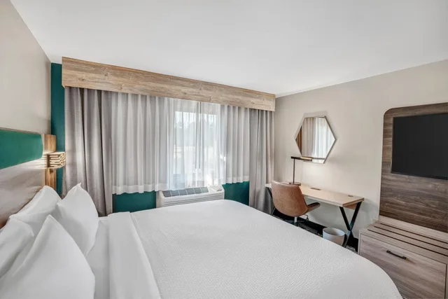 غرفة قياسية بسرير كينج في طابق مرتفع، Holiday Inn Express And Suites Hayward 1/9