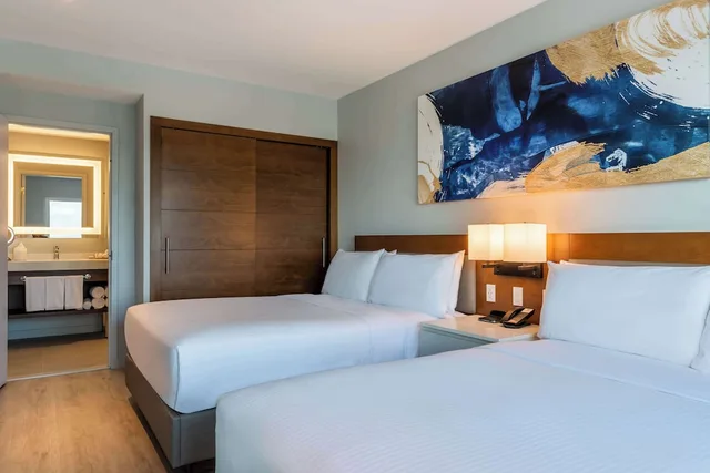 جناح بسريرين كوين بإطلالة على المسبح بشرفة بغرفة نوم واحدة، Embassy Suites by Hilton Aruba Resort 2/5