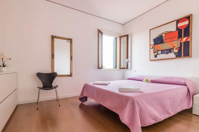 شقة بسرير كوين وسريرين منفصلين بغرفتي نوم، Carmini Canal View and Balcony with Lift 3/5