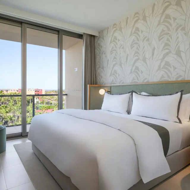 جناح جونيور بسرير كينج بإطلالة على المسبح بشرفة، The Westin Salgados Beach Resort, Algarve 2/10