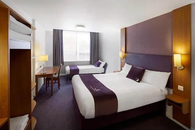 غرفة عائلية بسرير مزدوج وسرير فردي، Premier Inn Swindon West 1/2