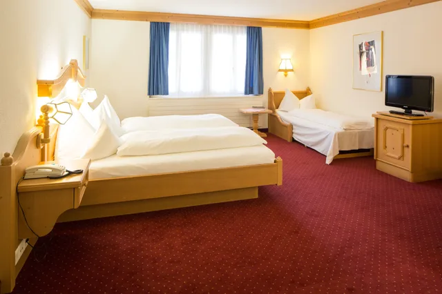 غرفة قياسية ثلاثية بسرير كينج مع أريكة، Grindelwalderhof 4/10