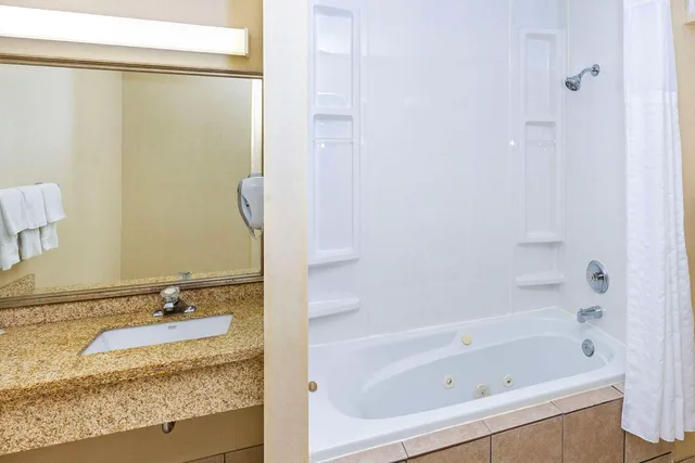 غرفة بسريرين كوين، Comfort Inn & Suites Edmonton Downtown 4/4