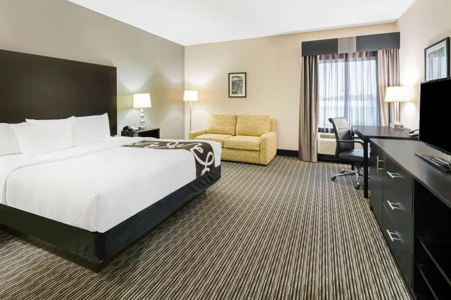 غرفة بسرير كينج لذوي الإعاقة، La Quinta Inn & Suites by Wyndham Rockport - Fulton 1/7