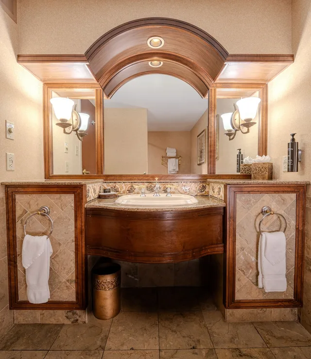 Vice President, Suite, King Bed، Chateau On the Lake Resort Spa And Convention Centre 6/6