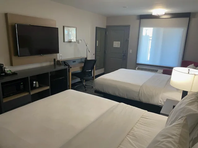 Room, 2 Queen Beds, Country Inn & Suites by Radisson, Vallejo Napa Valley, CA 3/9