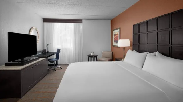 جناح بسرير كينج بغرفة نوم واحدة مع أريكة مع دخول صالة النادي، Renaissance Indianapolis North Hotel 1/4