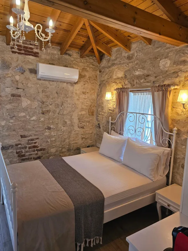 غرفة بسرير مزدوج بإطلالة على المسبح، Kugu Urla Otel 6/6