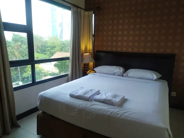 Business Suite, Grand Tropic Suites Jakarta 1/4