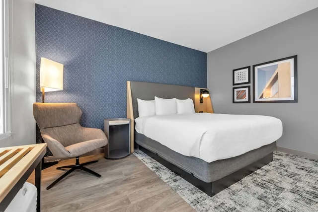 غرفة بسرير كينج، La Quinta Inn & Suites by Wyndham San Jose Silicon Valley 3/7