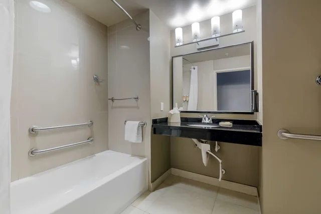 جناح بسريرين مزدوجين مع أريكة بحوض استحمام لذوي الإعاقة، Best Western Plus Miami Airport North Hotel & Suites 4/4