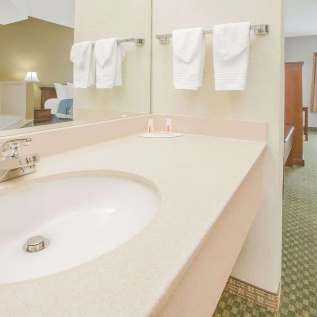 غرفة بسرير مزدوج لذوي الإعاقة، Days Inn by Wyndham Hattiesburg MS 7/8
