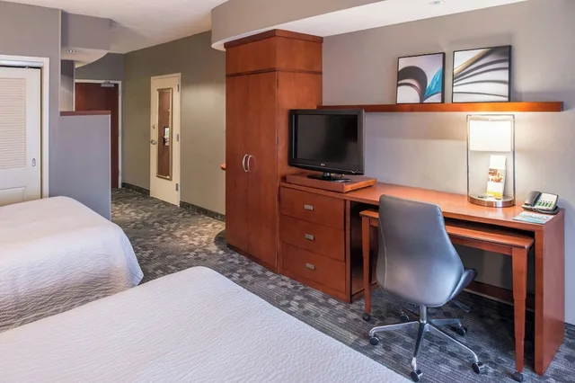 غرفة بسريرين كوين مع أريكة لذوي الإعاقة، Courtyard Marriott Clemson 2/3
