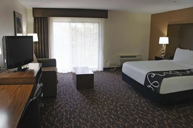 غرفة تنفيذية بسرير كينج مع أريكة، La Quinta Inn & Suites by Wyndham Oakland - Hayward 3/5